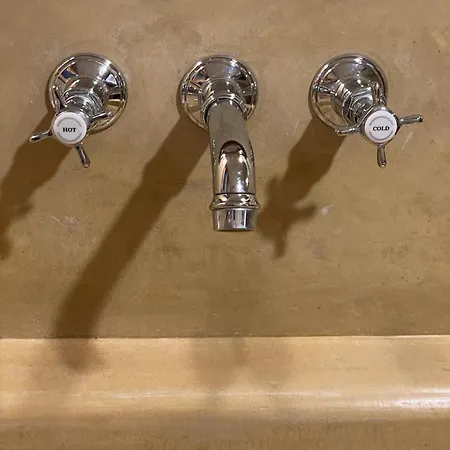 The House Between The Lakes Laino