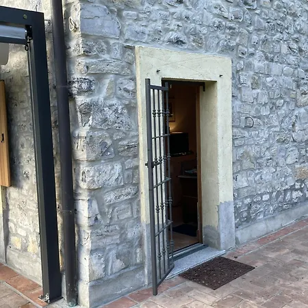 فيلة The House Between The Lakes *